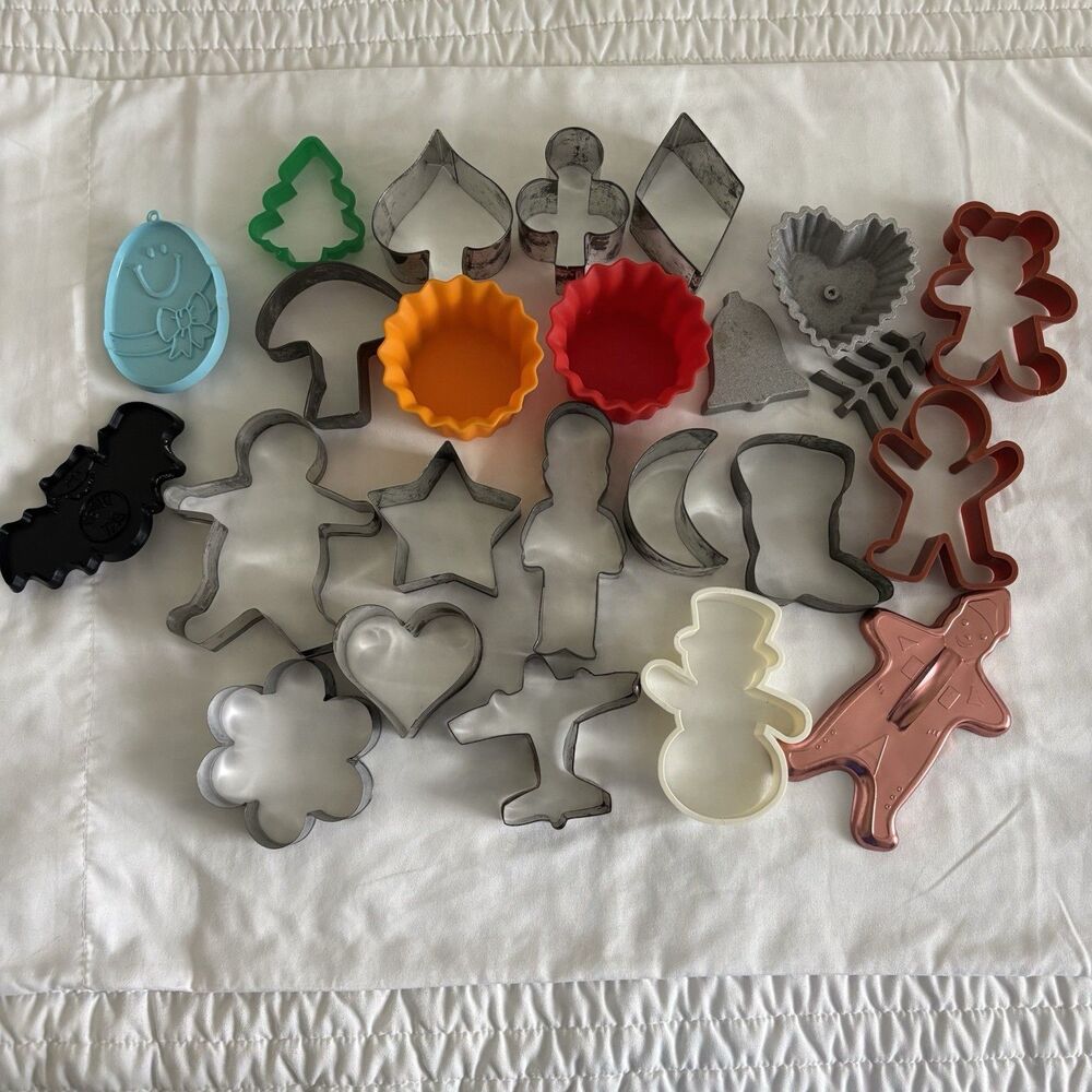Mixed Lot 24 Pieces Metal Plastic Vintage Cookie Cutters Cupcake Tart Molds